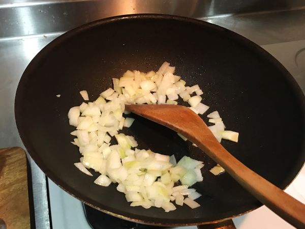 洋蔥、蒜末炒香