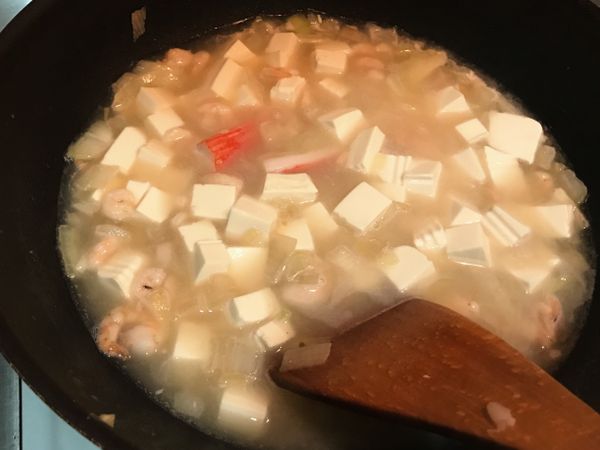 加入水、雞粉調味、蟹肉棒