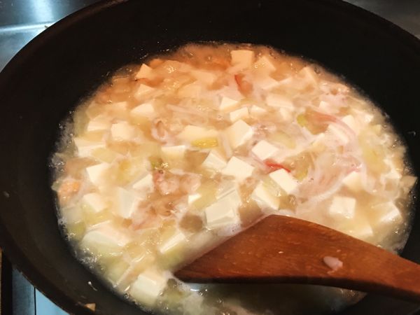 待水滾後太白粉水勾芡至喜歡的濃稠度、加入雞蛋做成蛋花