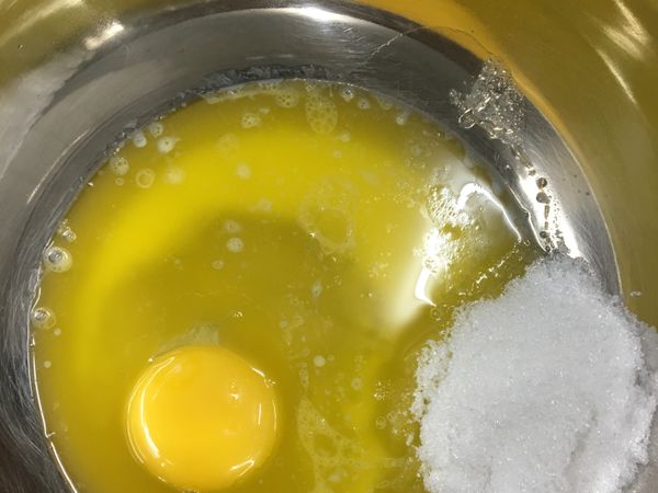 融化奶油
加入全蛋和砂糖拌勻