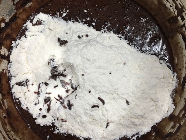 加入中筋麵粉跟泡打粉