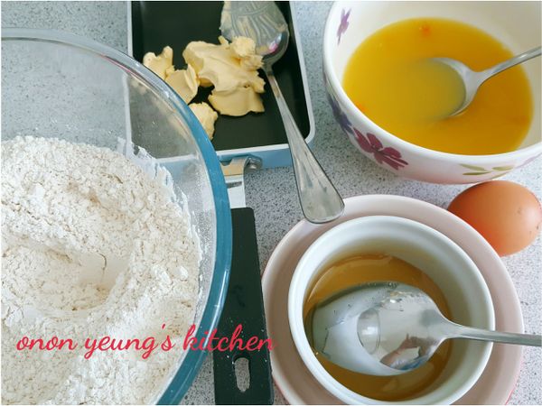 先把蜜糖倒入碗裡並放在另一個盛了熱水的盤中座暖。把粉類、橙皮、盬和酵母放進容器裡拌勻，然後加入蛋、蜜糖、繼續拌勻。
