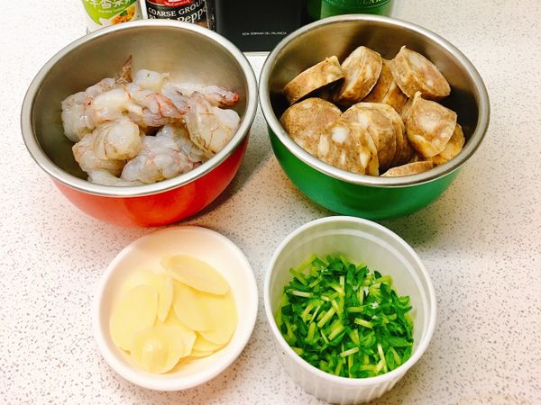 材料如圖二
（蝦子去殼去腸泥
從背部劃刀不切斷背用）