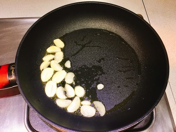 鍋熱加油後放蒜片爆香後