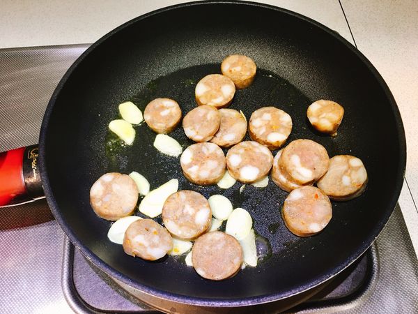 放入麻辣腸炒過