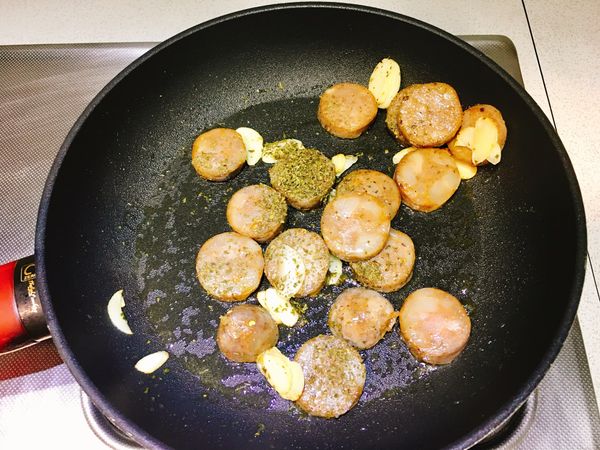 再撒上洋香菜葉炒勻