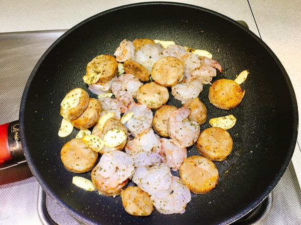 再放入蝦子拌炒均勻後