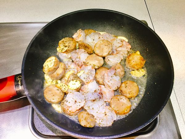 淋入白酒後炒勻
再加入鹽 黑胡椒粉調味