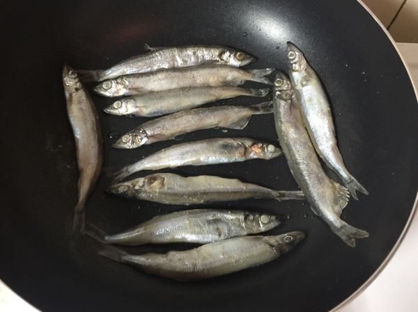 熱鍋加一些油，小火放入剛醃好的柳葉魚，一面煎至金黃後再翻面，兩面煎到洽洽即可