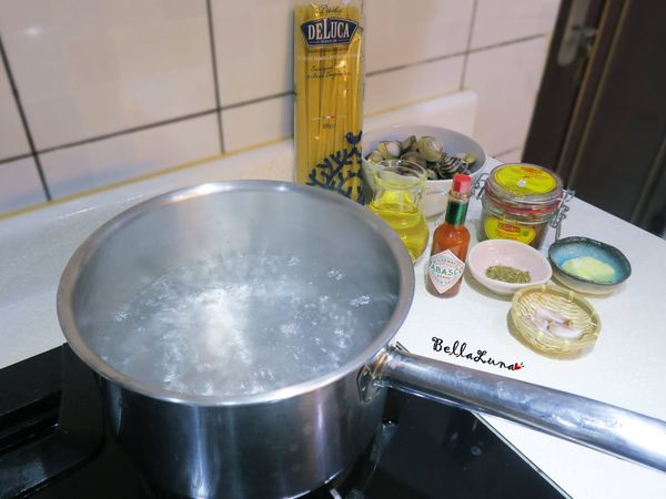 將水煮滾後加入些許鹽(份量外)。