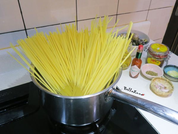 義大利麵以傘狀方式放入滾水中。