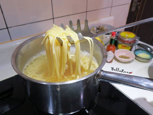 煮到麵芯熟就可以撈起拌些許橄欖油。★ 等一下還要再炒所以不要煮太熟。