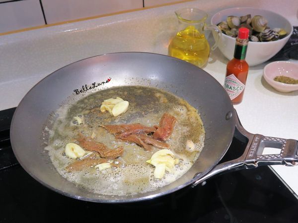 接著放入鯷魚拌炒。