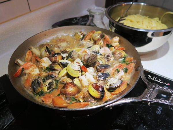 倒入白酒煮到蛤蠣打開後將所有海鮮夾起備用。