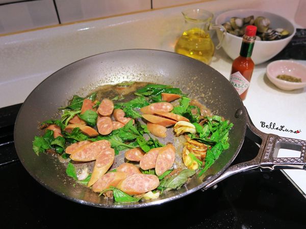 再放入德式香腸及九層塔拌炒。