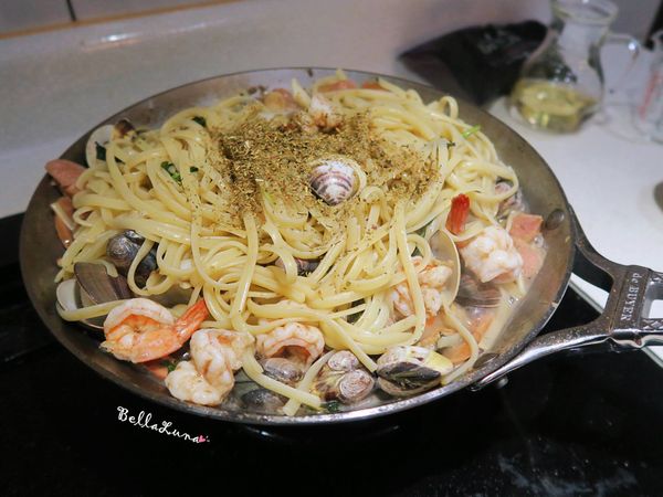 放入所有義大利麵加入些許煮麵水拌炒後再將所有海鮮再放回麵中拌炒均勻，接著灑上綜合義式香料及鹽拌炒關火。