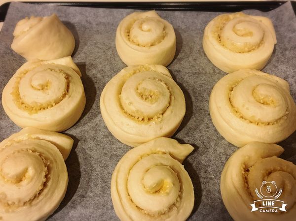 內饀：將糖與杏仁角攪拌混合。
待麵糰發酵完成，將其桿平後，塗上蛋液，再將內饀均勻撒上後卷起並整理好形狀，平均切成９等份後，再靜置４０分鐘進行第二次發酵。