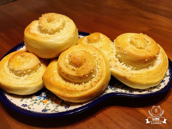 待發酵完畢後，表面塗抺上蛋液。烤箱上火１７０度，下火１５０度，表面帶微微焦黃，烘焙時間約２０分鐘就完成了。