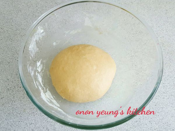 分次把橙汁加入，把麵粉拌勻成糰。（注意不同品牌的粉吸水程度不一樣，要自行調節喔。）

然後，把麵糰放到桌面上進行揉麵、加入奶油、甩打動作，至表面光滑有韌性。