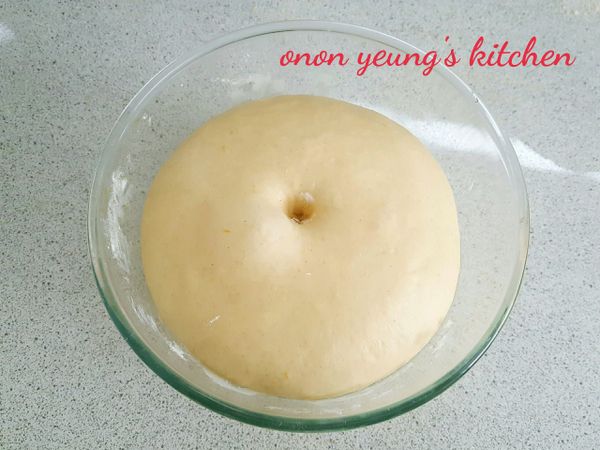 然後，放進底部已經搽上食用油的容器裡發酵一個小時。可以在烤箱裡放一杯熱水，把裝有麵糰（表面灑點水）的容器放進烤箱裡進行發酵過程。