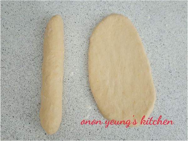 把麵糰捍成橢圓型後，再捲成長條型。