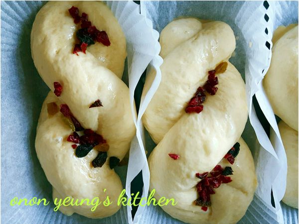 造形後再進行第二次發酵約60分鐘至兩倍大，注意要視乎天氣濕度去調整時間喔！

發酵完畢後，隨意灑上水果乾（可删略）並掃上蛋液。