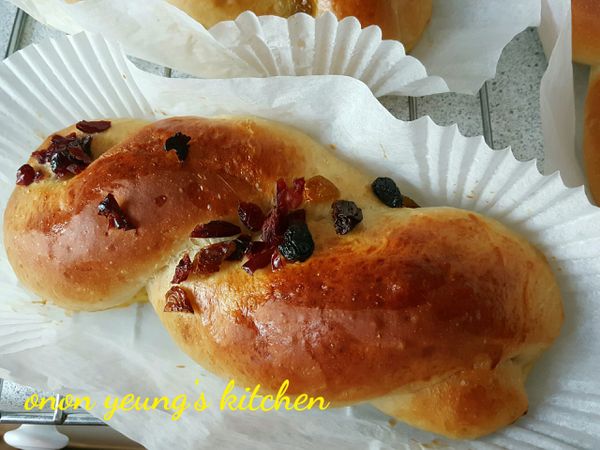 放半盆水防止烤箱濕度過低，烤約20-25分鐘至表面呈金黃色即可。每個烤箱的溫度有差，烘烤時間可能有異。