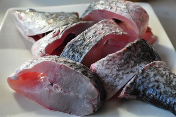 鮮鱸魚一尾，請魚販幫忙清除內臟和剁成一塊塊，回來再稍加沖洗乾淨即可~