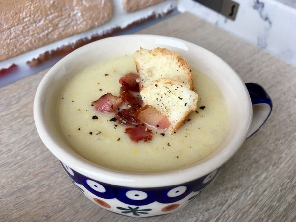 放上培根.麵包角.磨點胡椒妝點一下.餐廳的感覺出現啦～