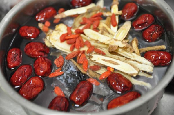 將鱸魚及所有食材備齊後放入8分滿水湯鍋中