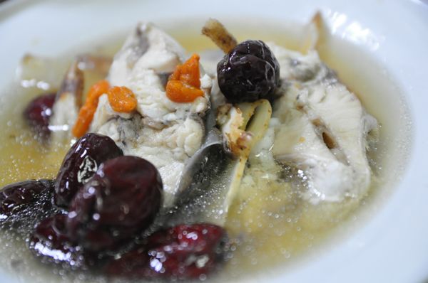 熱騰騰鮮美的藥膳魚湯有請~