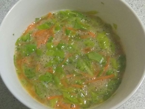 紅蘿蔔切細絲，芹菜葉稍微切絲
打入雞蛋，加入鹽味精和香油，再加入一大匙的水