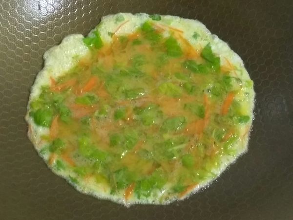 起油鍋，中小火下蛋液，約停留三分鐘左右