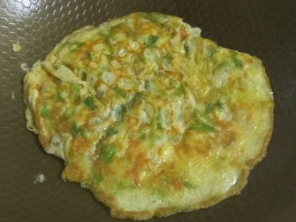 蛋液凝固後，翻面再煎兩分鐘