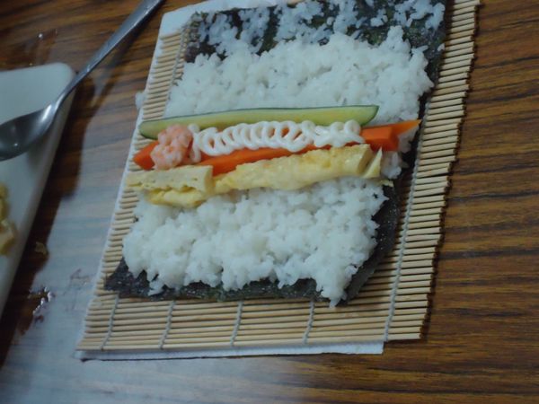 6.放上蛋條、擠上美乃滋