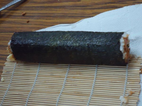 8竹捲捲緊，切片後即可食用。