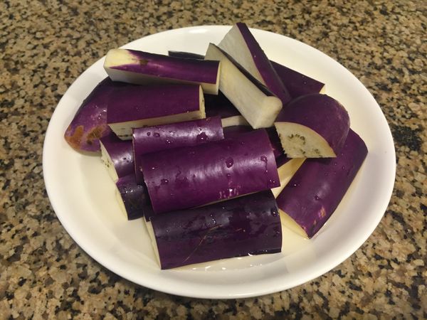 茄子洗淨切段，放在盤子加入半杯水，微波3分鐘(看功率而增加減少)