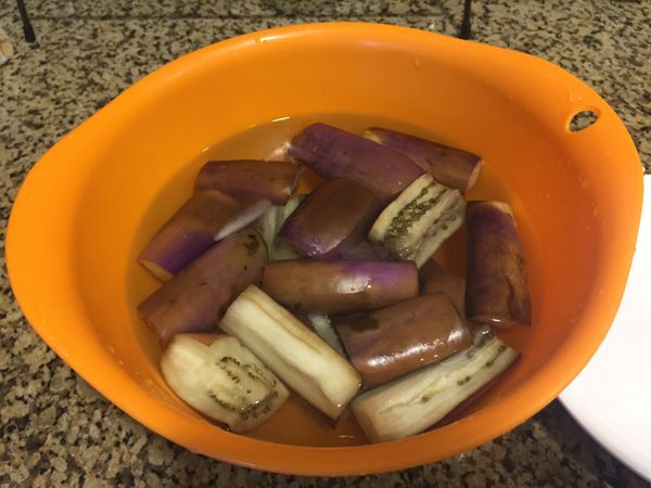 茄子微波後直接加入冰水中冷卻冰鎮