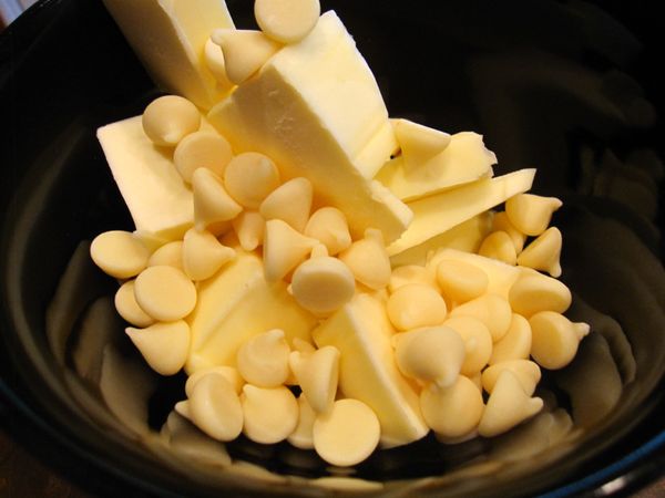 奶油跟75 g的白巧克力碎片裝在同一個大碗裡