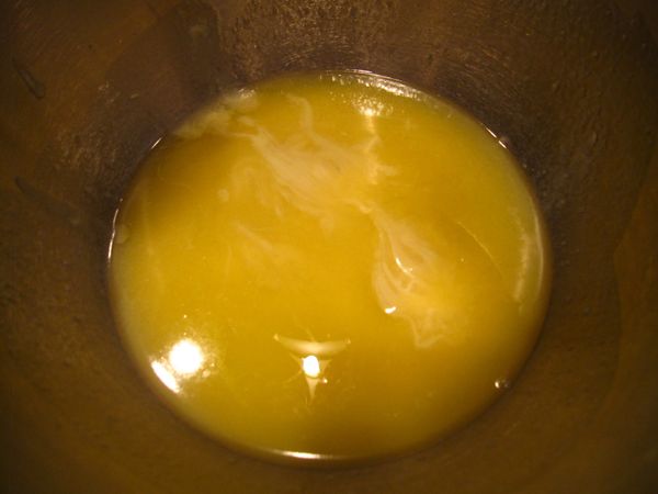 用微波爐融化，然後放涼至微溫