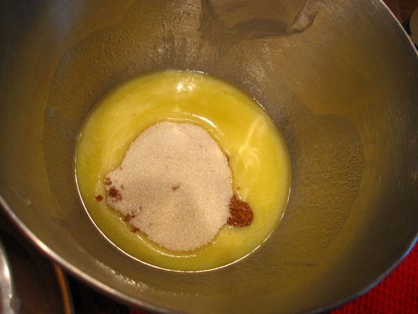 加入砂糖，打散(打到沒有顆粒)