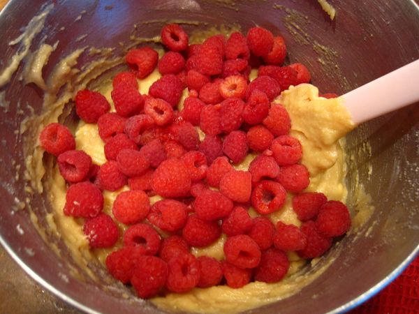以及覆盆子(我用新鮮的覆盆子)
(要用冷凍的也行，但要直接使用不要解凍，不然會爛糊糊)

攪拌覆盆子要輕柔，不然會碎得亂七八糟