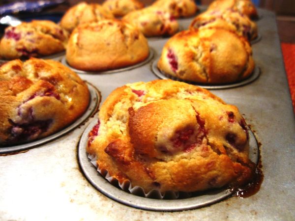 出爐！
微溶的白巧克力與烤過的覆盆子看起來真可口