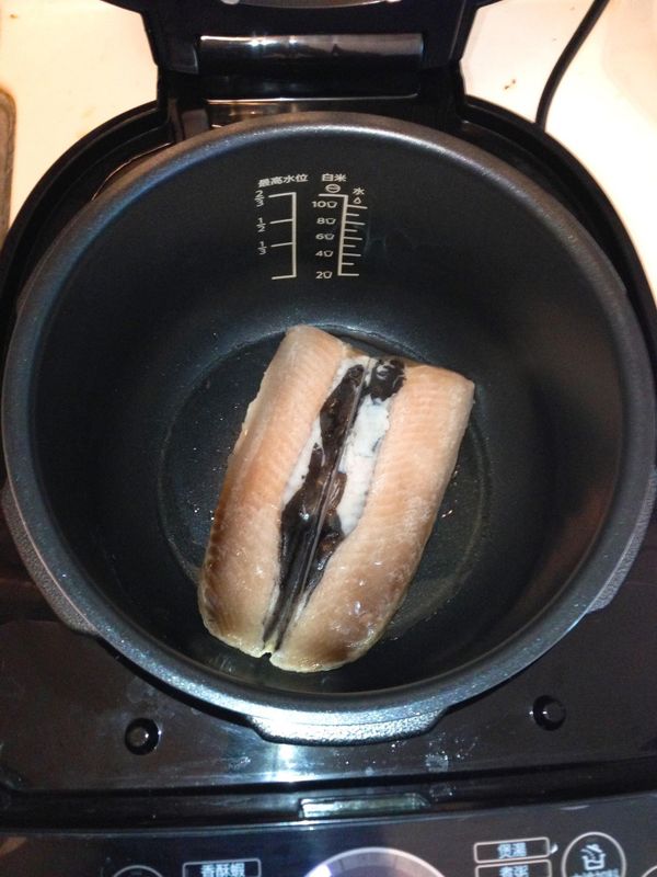 加入2匙油，放入虱目魚肚(皮朝下)，按無水烹調「烤魚」模式，設定20~25分鐘,蓋上頂蓋(不用上鎖）