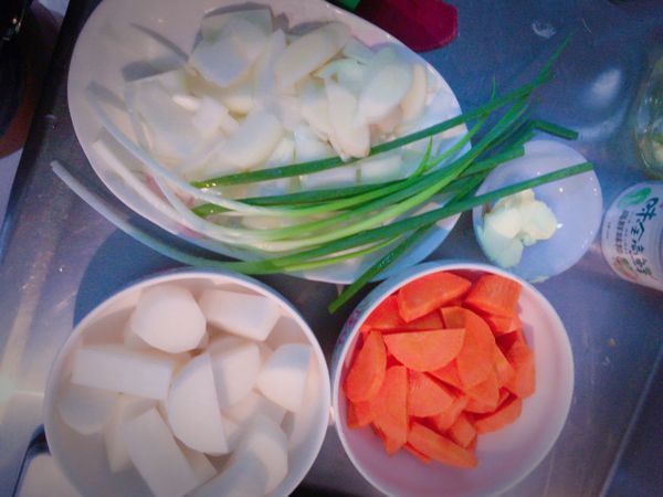 準備好材料
將紅蘿蔔 🥕白蘿蔔 洋蔥切塊
蔥洗淨 切段 
牛肉不要洗 🐂 切適合大小的塊狀