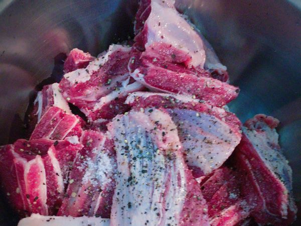 把牛肉放入盆內 加入
鹽巴 黑胡椒 橄欖油 醃漬均勻
旁邊放置一會