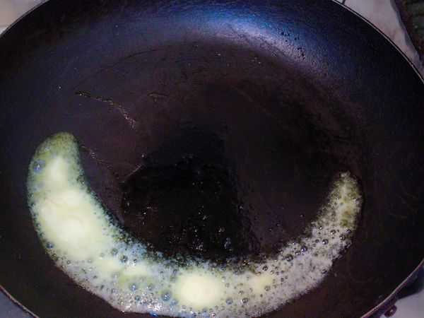 奶油下鍋 
中火把牛肉煎到表面稍微變色
每一面都要 大約三分熟 
翻一下就可以起鍋了
千萬不要過熟不然肉會太老