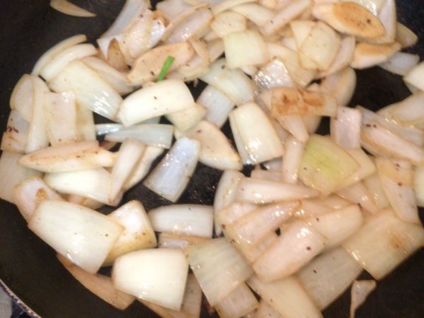 煎牛肉的鍋子先不要洗
用剩下的奶油精華將洋蔥
爆香翻炒至半透明