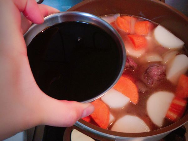 換成燉煮鍋子
開火加入洋蔥 牛肉 白蘿蔔 紅蘿蔔
⚠️ 牛肉下鍋時血水要濾掉
        不能讓血水下鍋
邊加入邊翻炒 
料都下鍋後 將水或高湯倒入
蓋過所有的材料即可 加入2/3醬油