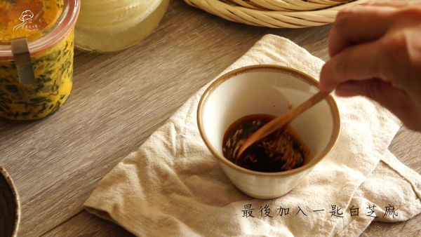 將麻辣淋醬的各項材料拌勻